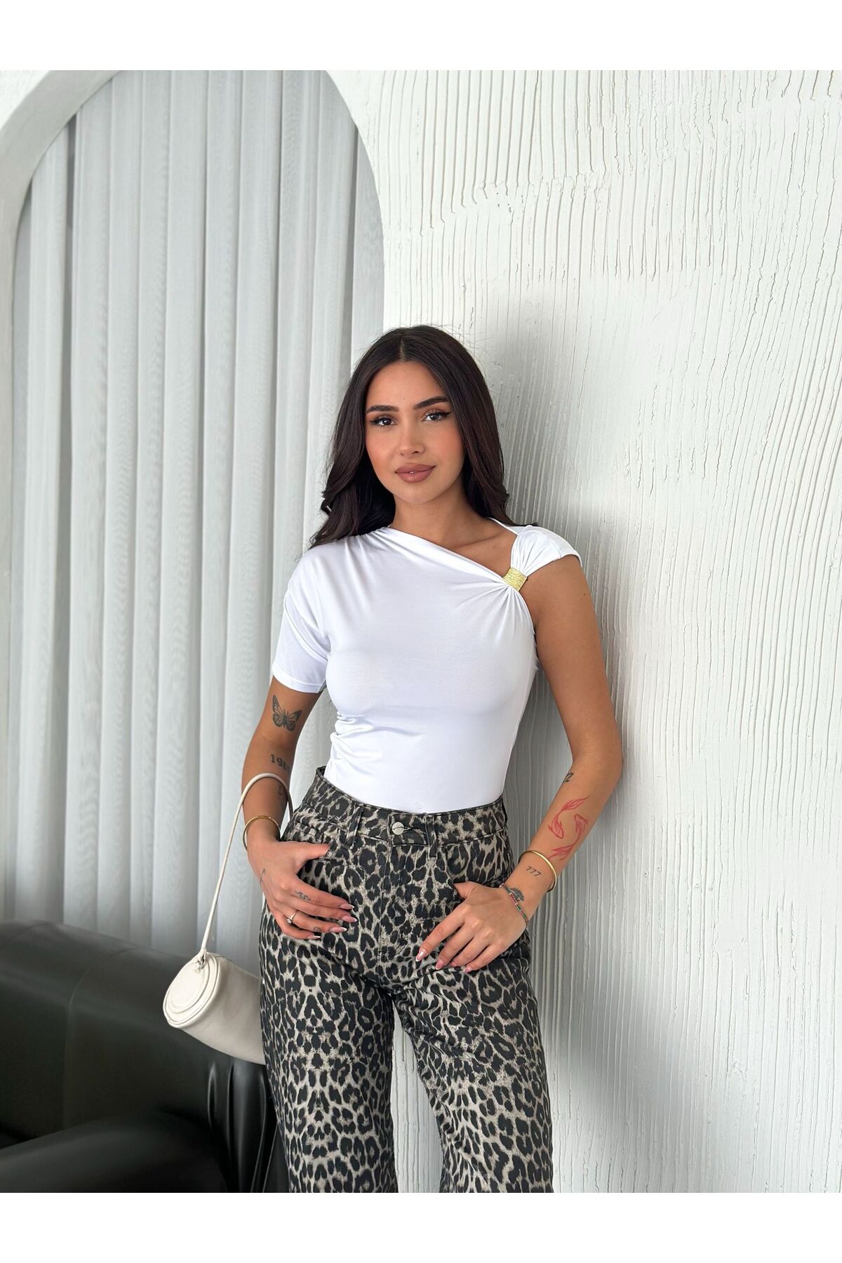 Kadın Metal Toka Detaylı Bluz · Beyaz · 2 [ty:e40640b33e0372c7]