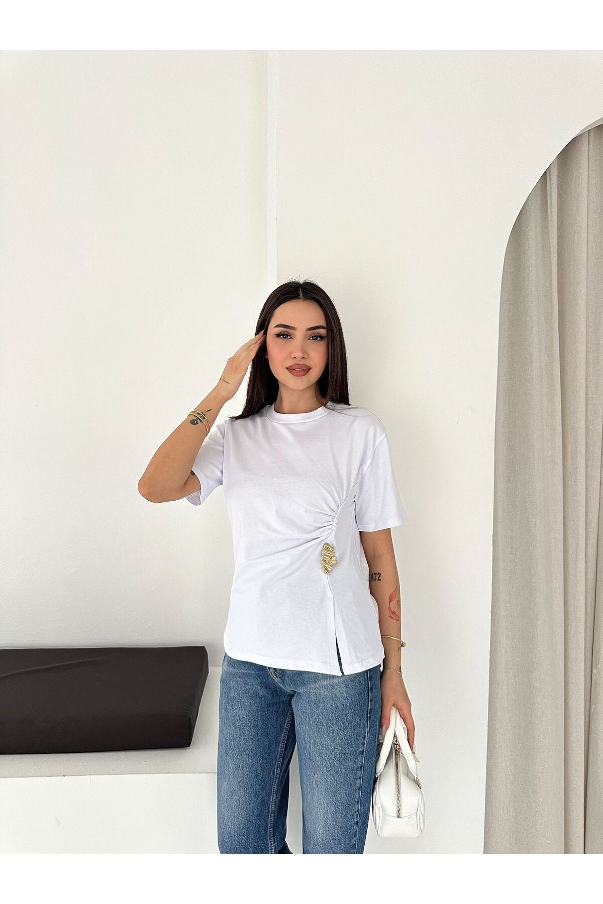Kadın Ön Büzgülü Toka Detaylı T-Shirt · Beyaz · 1 [ty:e130ec55355767b7]
