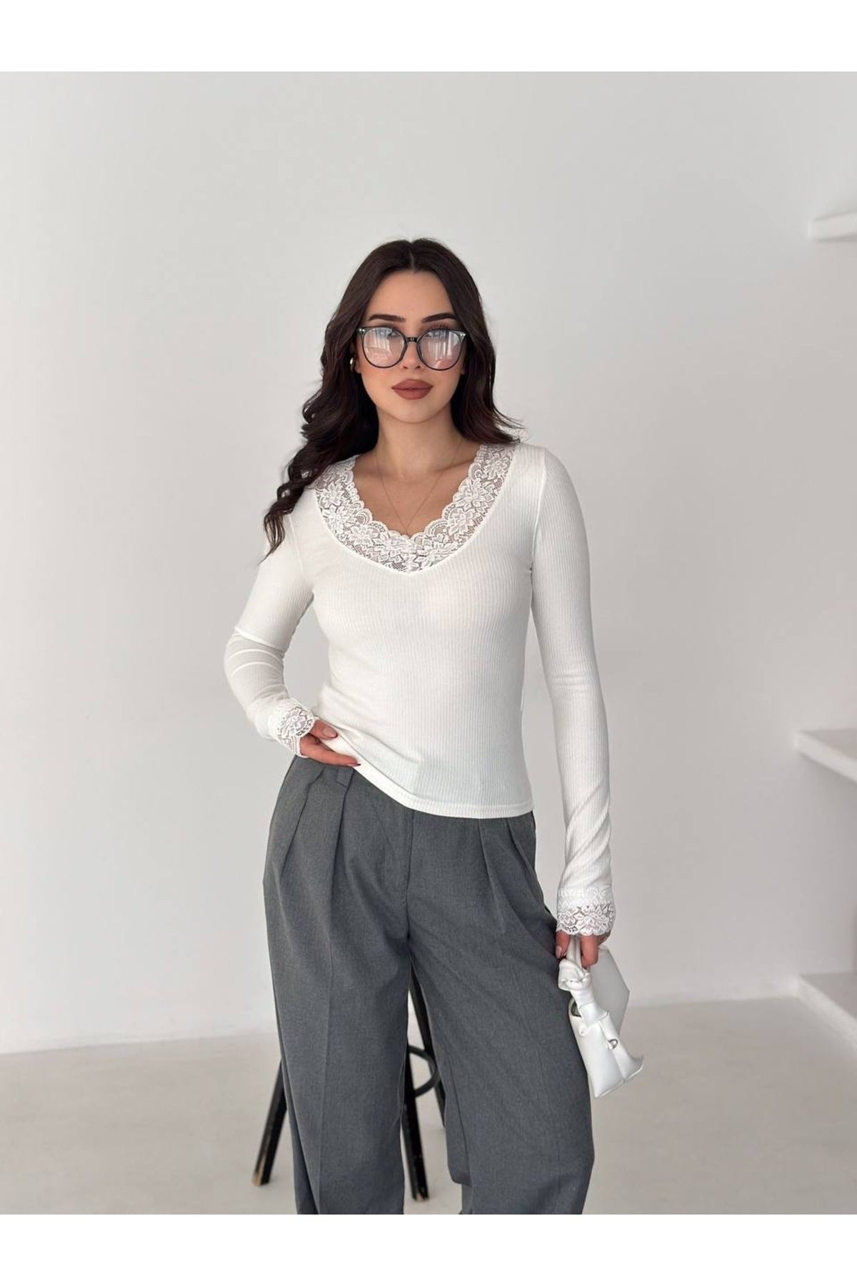 Kadın V Yaka Dantel Detaylı Bluz · Beyaz · 2 [ty:e4652f5f4b371977]
