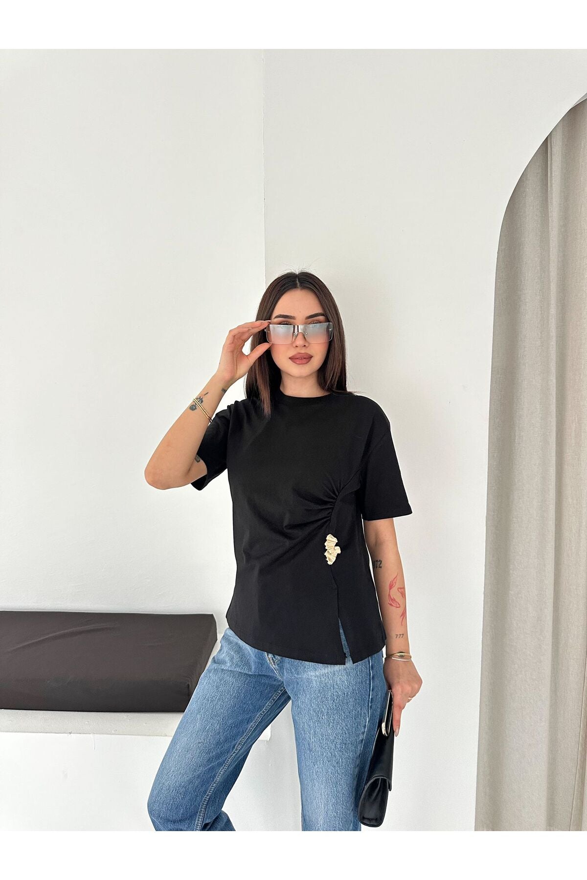Kadın Ön Büzgülü Toka Detaylı T-Shirt · Siyah · 1 [ty:ff13b9b277fa1281]