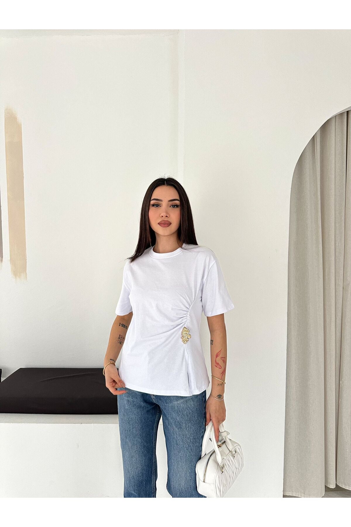 Kadın Ön Büzgülü Toka Detaylı T-Shirt · Beyaz · 3 [ty:3a82854ece896039]