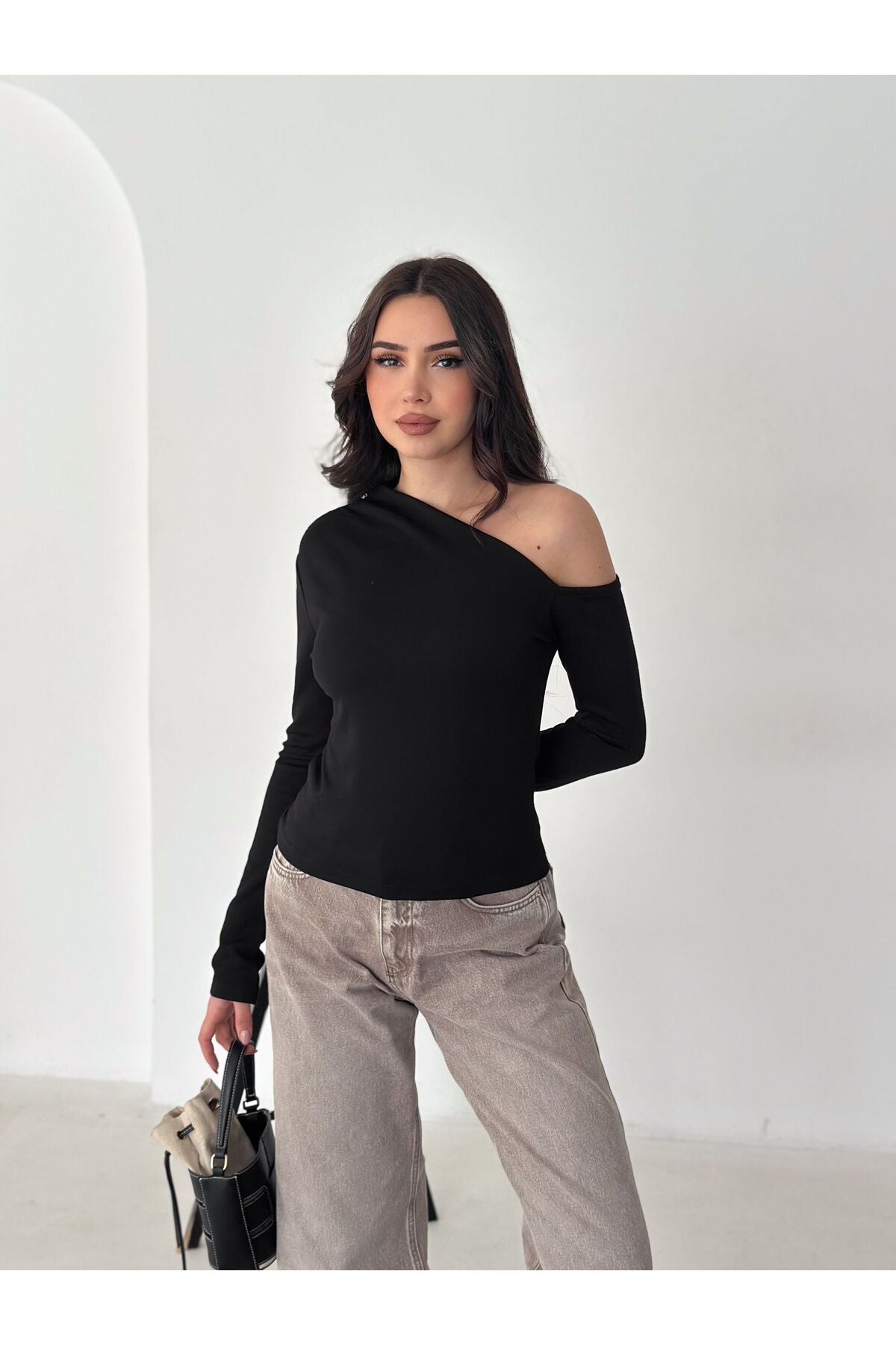Kadın Omuz Büzgü Detaylı Kayık Yaka Bluz · Siyah · 2 [ty:6b1e15ffdb64d48c]
