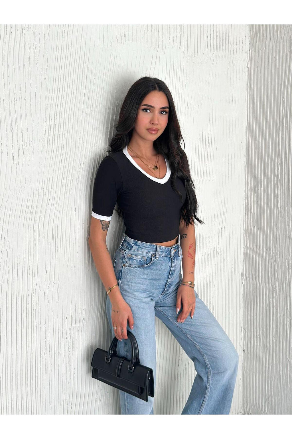 Kadın V Yaka Detaylı Crop T-Shirt · Siyah · 3 [ty:f514eec898e9325c]