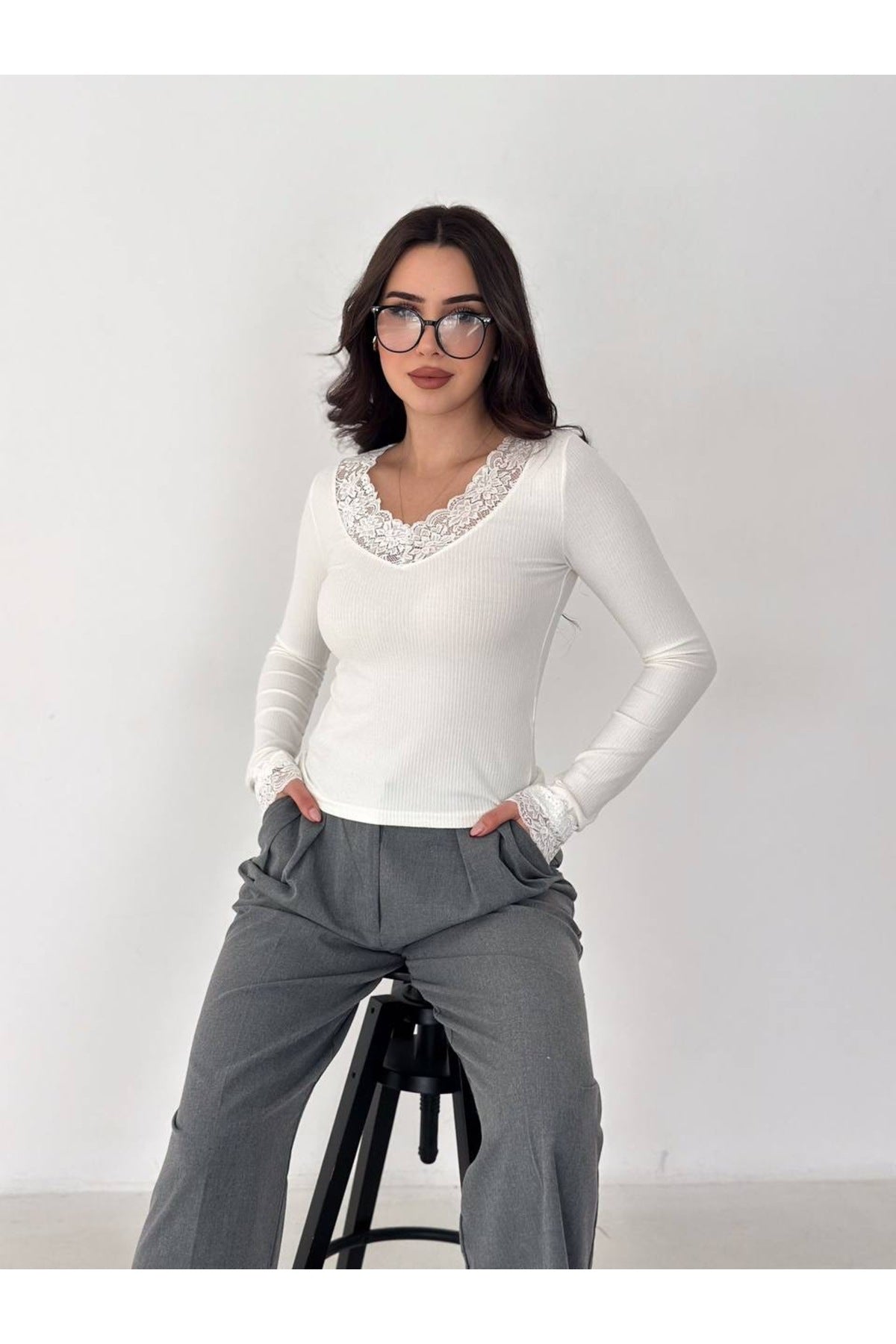 Kadın V Yaka Dantel Detaylı Bluz · Beyaz · 3 [ty:7f9602d1744c0ddd]