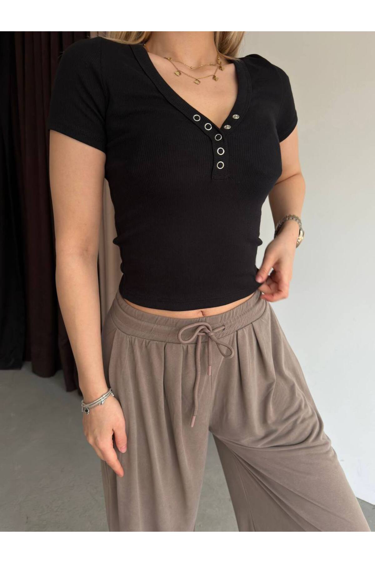 Kadın V Yaka Çıtçıt Detaylı Kaşkorse Crop · Siyah · 3 [ty:986f5897a06efa40]
