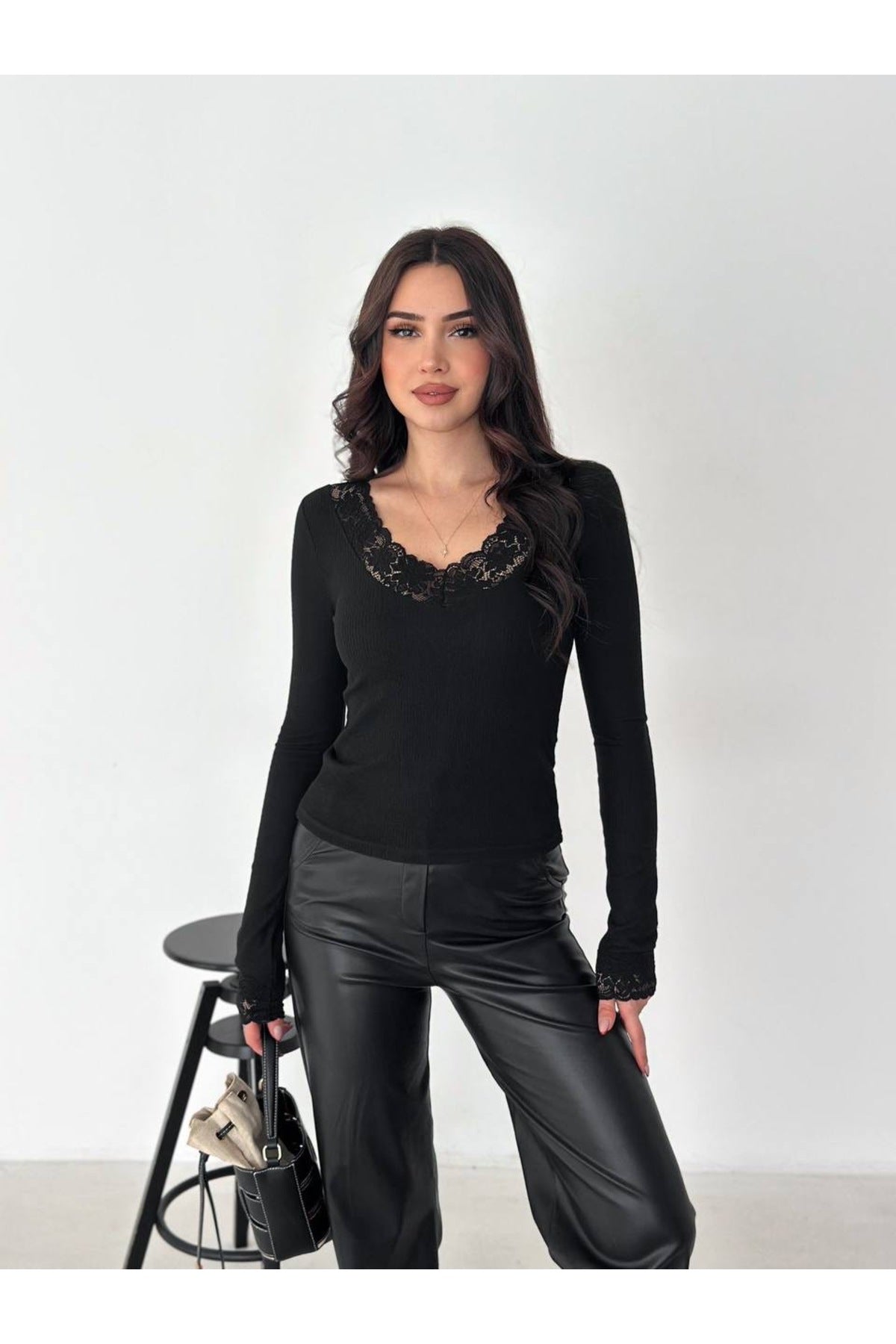 Kadın V Yaka Dantel Detaylı Bluz · Siyah · 1 [ty:72b7faa63db5b5e8]