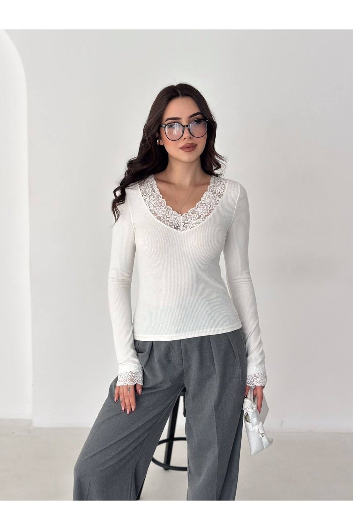 Kadın V Yaka Dantel Detaylı Bluz · Beyaz · 4 [ty:63519b6d79eaaf9e]