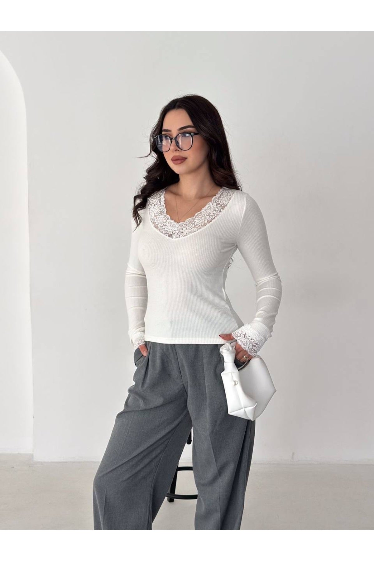 Kadın V Yaka Dantel Detaylı Bluz · Beyaz · 1 [ty:a156e1b33f25c645]