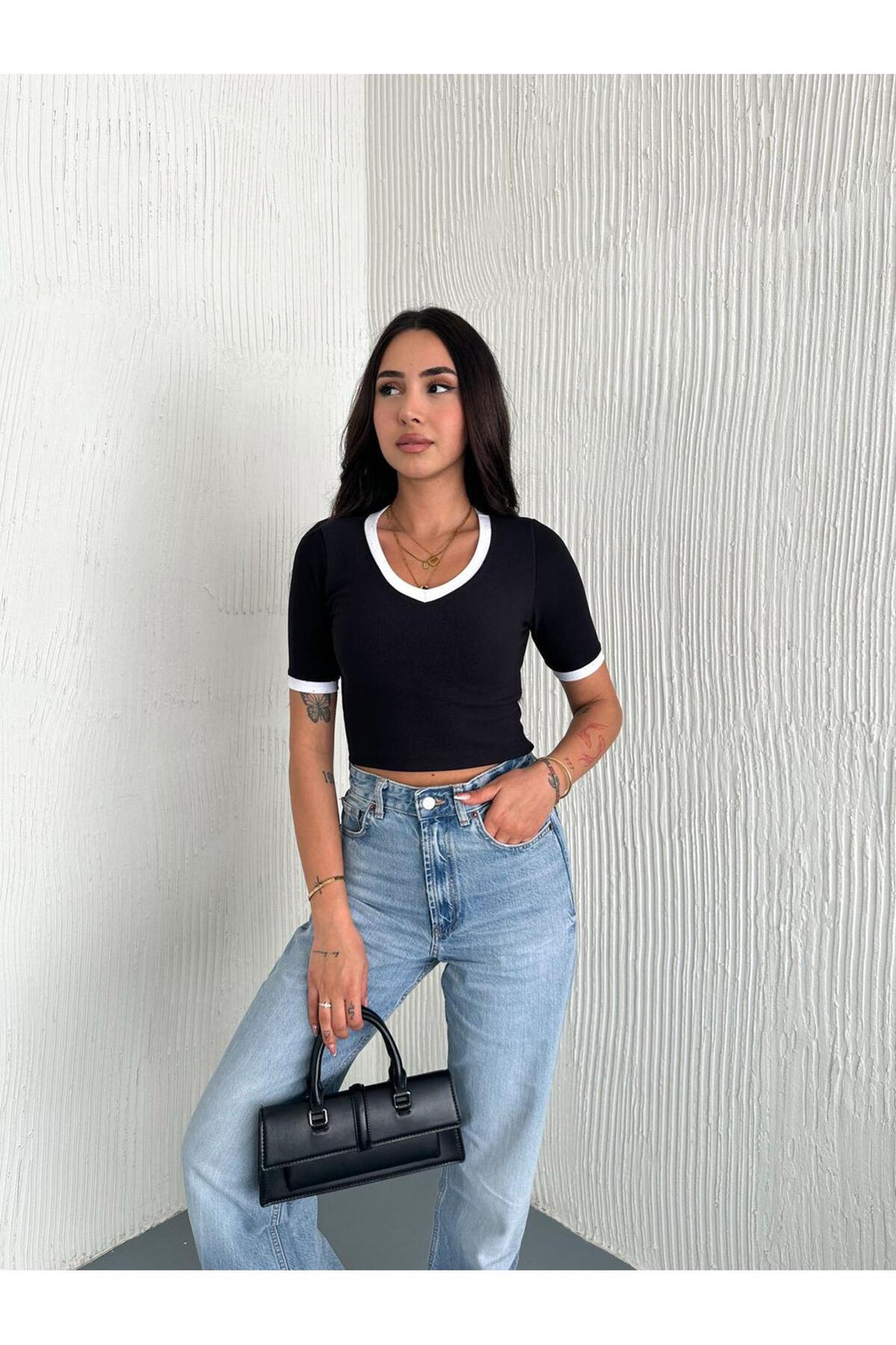 Kadın V Yaka Detaylı Crop T-Shirt · Siyah · 6 [ty:4b8c8b4a3f3bbc51]