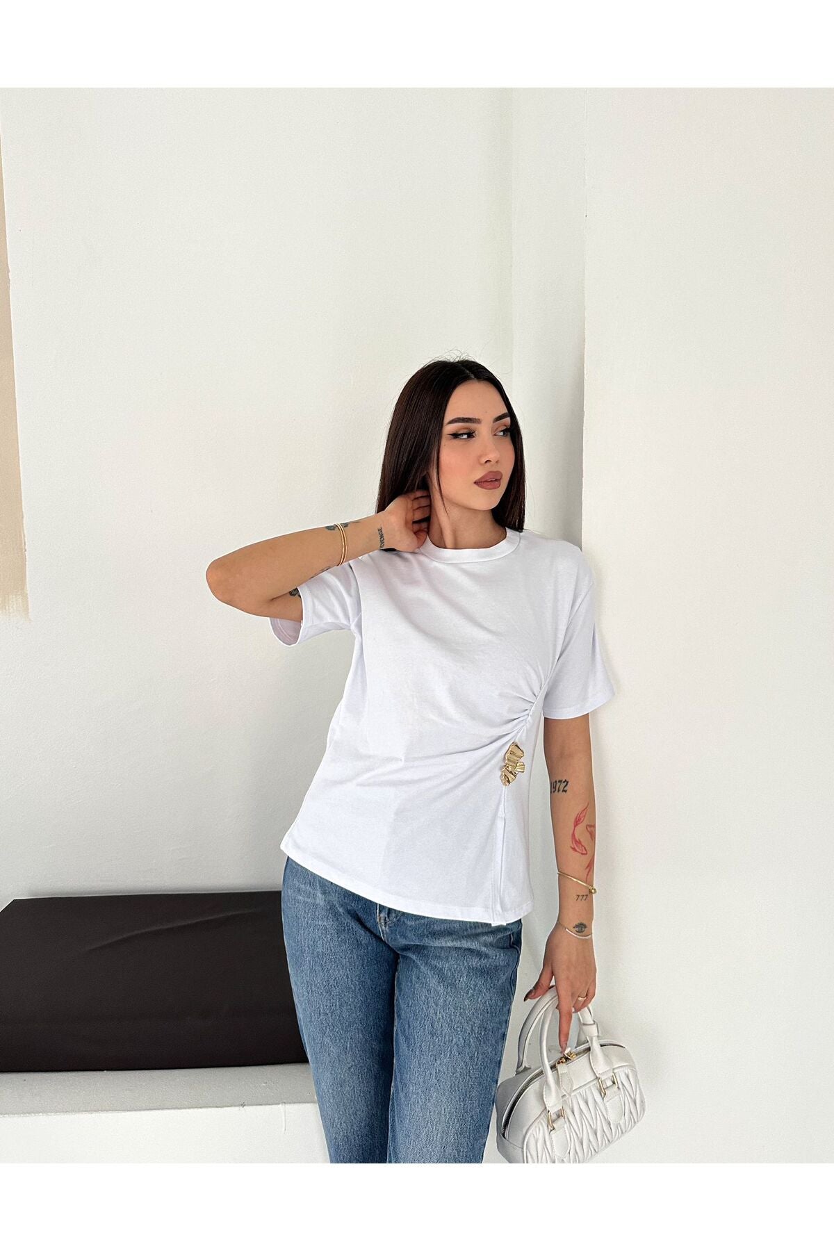 Kadın Ön Büzgülü Toka Detaylı T-Shirt · Beyaz · 5 [ty:2566bf612e20de8f]