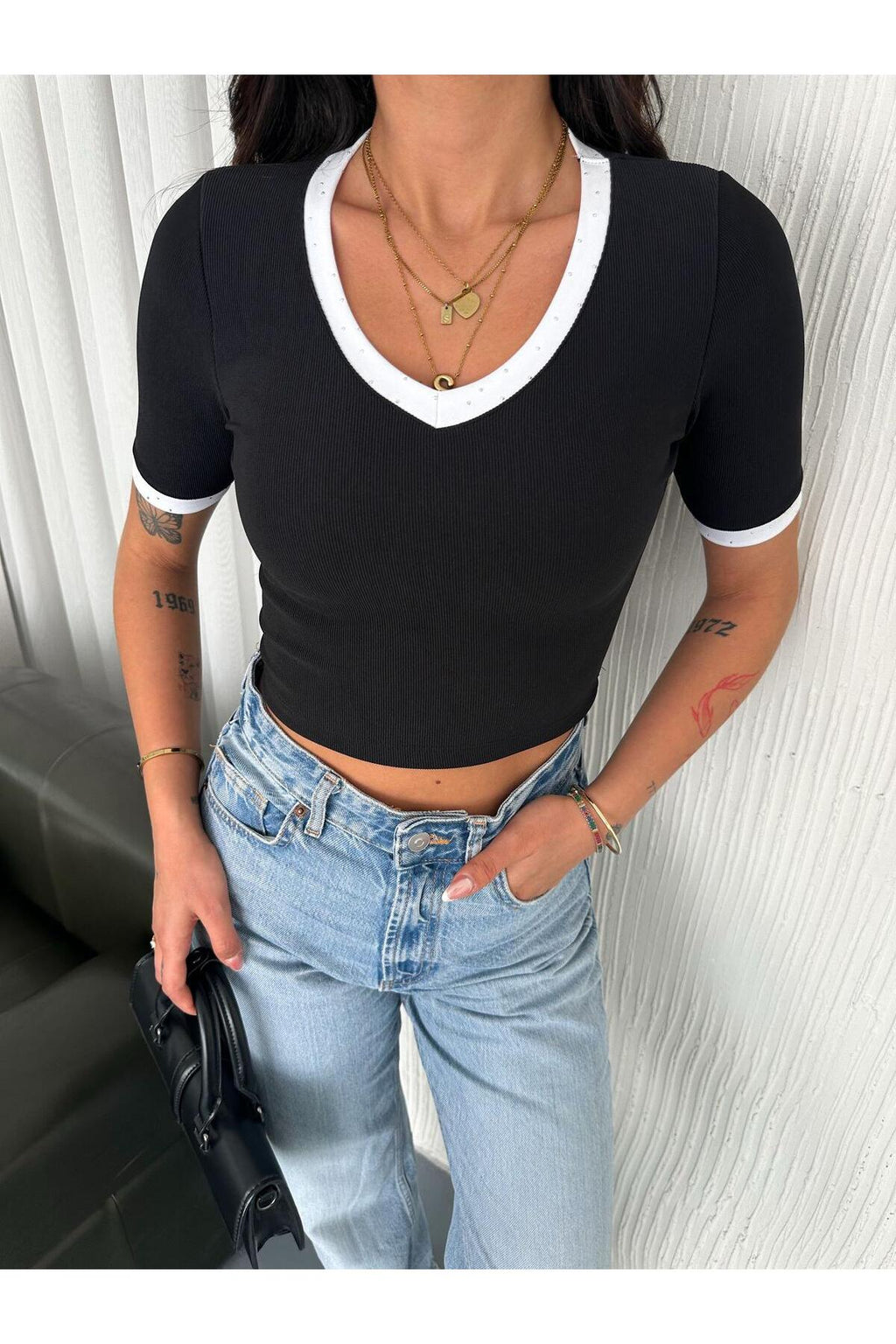Kadın V Yaka Detaylı Crop T-Shirt · Siyah · 7 [ty:f71463830305996b]