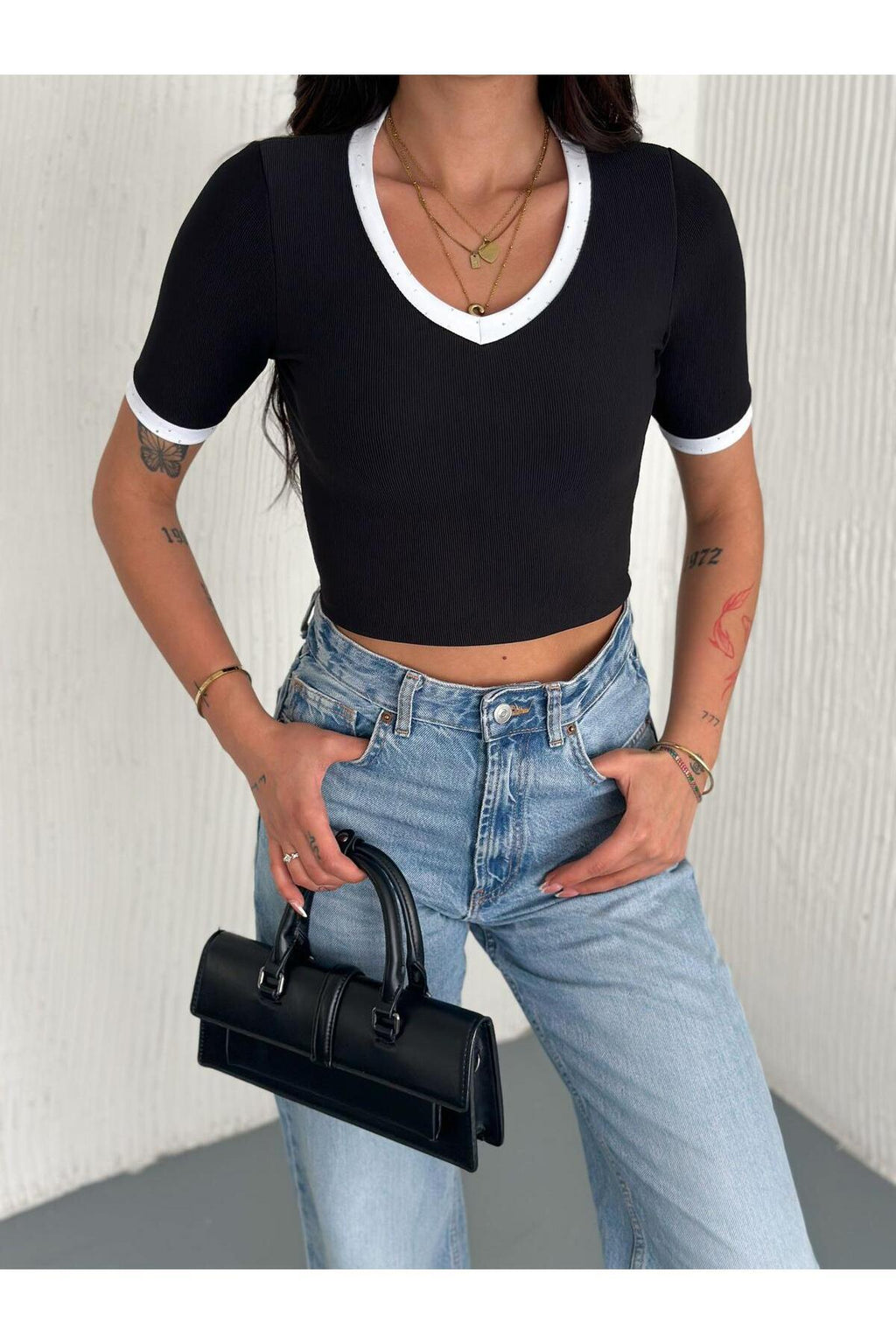 Kadın V Yaka Detaylı Crop T-Shirt · Siyah · 5 [ty:741547a346406351]