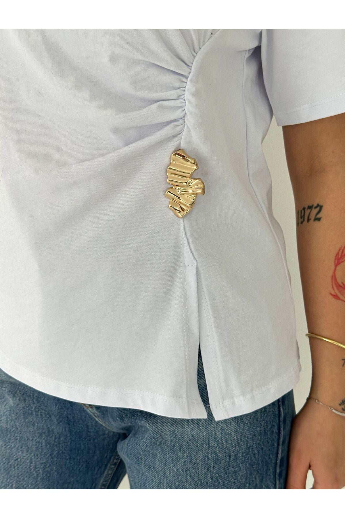Kadın Ön Büzgülü Toka Detaylı T-Shirt · Beyaz · 4 [ty:0579b012cd33c840]