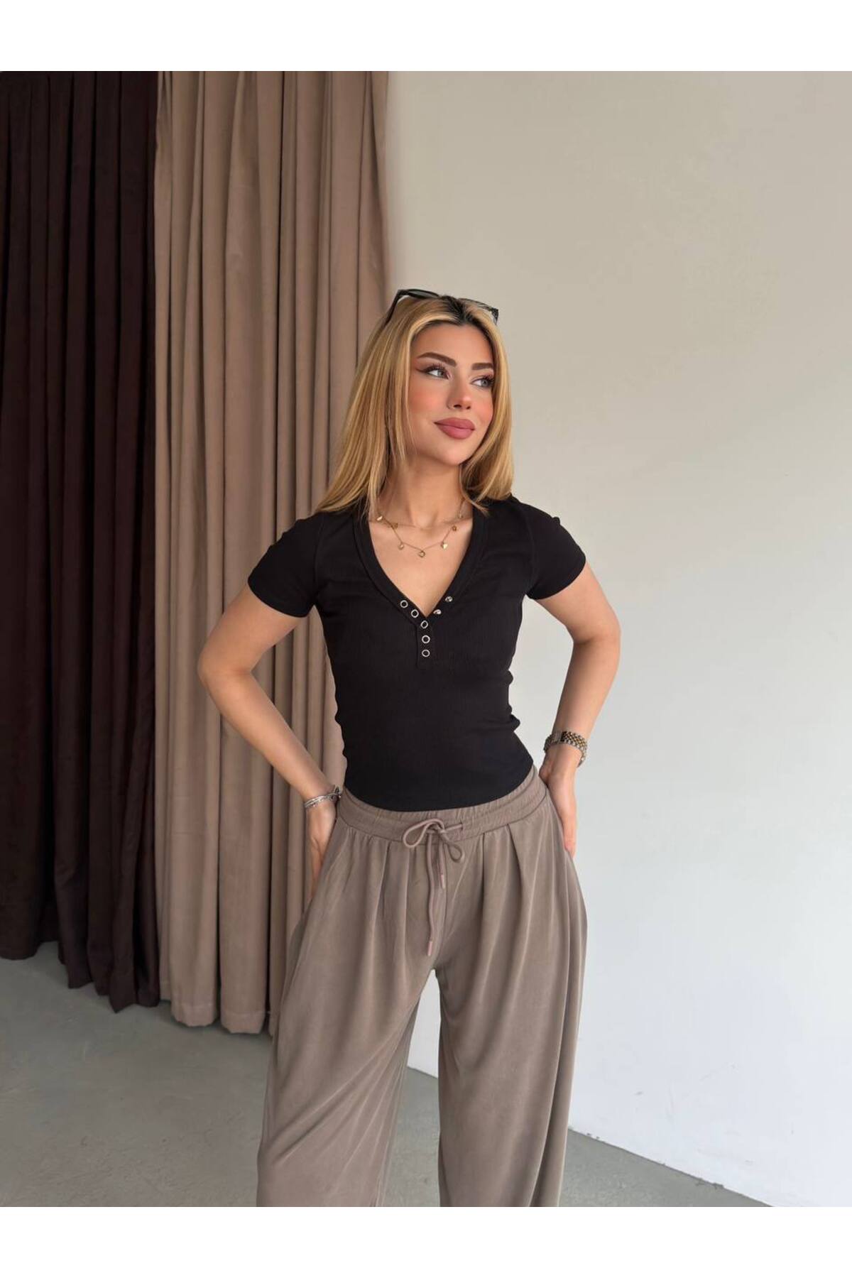 Kadın V Yaka Çıtçıt Detaylı Kaşkorse Crop · Siyah · 1 [ty:1825d70eef4e469b]