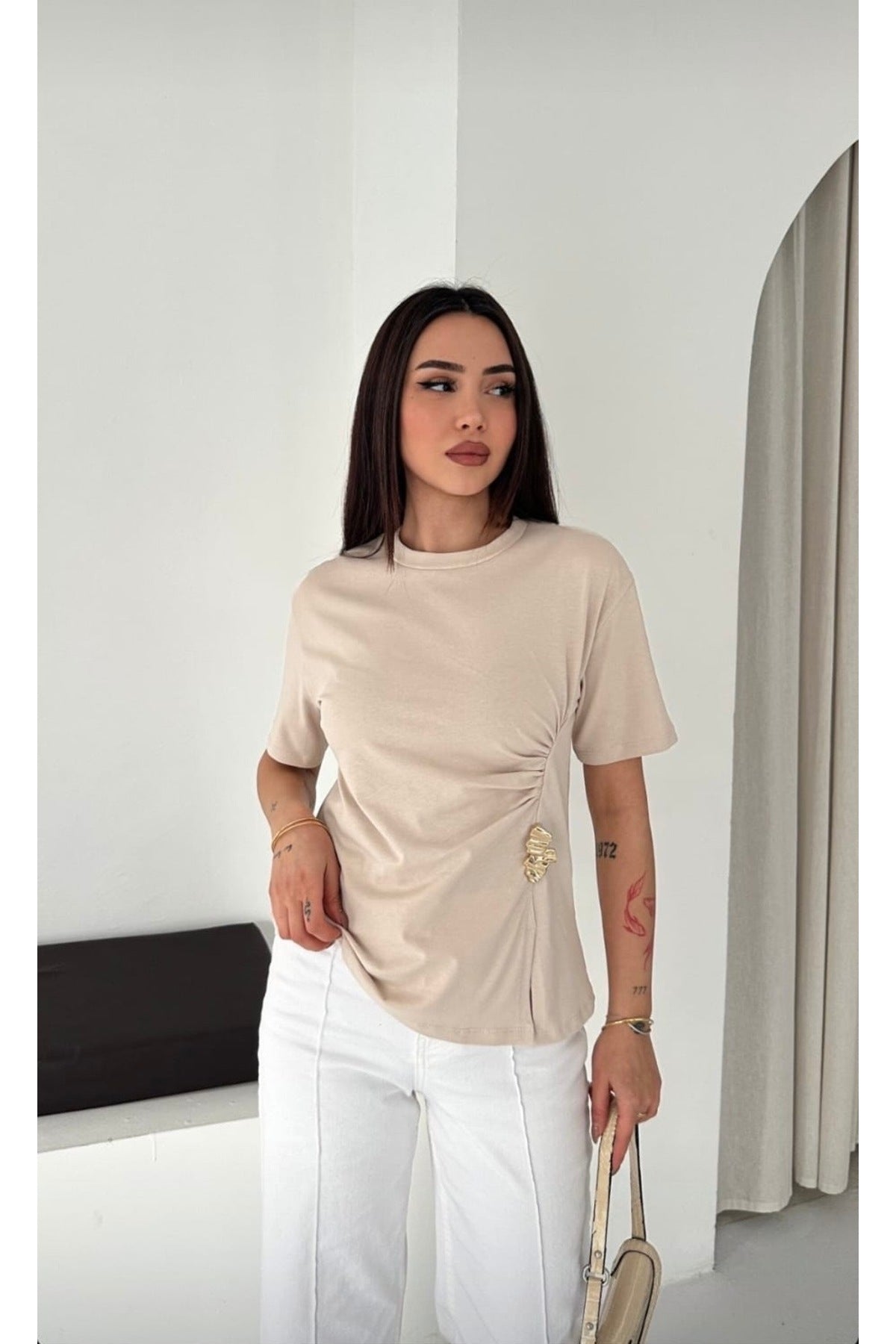 Kadın Ön Büzgülü Toka Detaylı T-Shirt · Ekru · 1 [ty:43b635993ff542db]