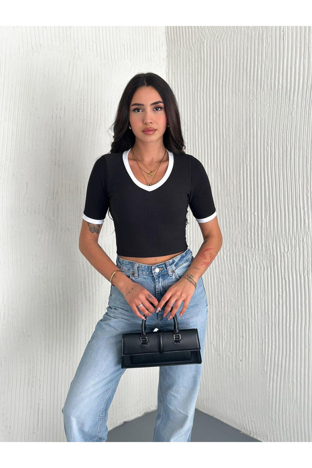 Kadın V Yaka Detaylı Crop T-Shirt · Siyah · 2 [ty:4ea41db6194439ba]