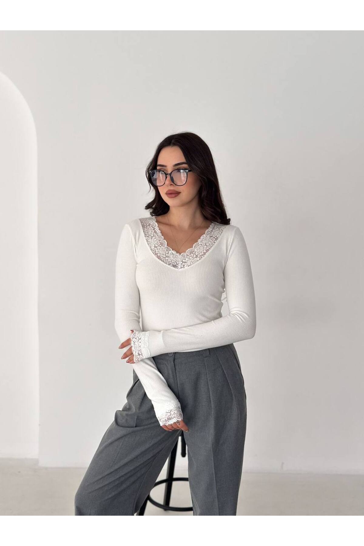 Kadın V Yaka Dantel Detaylı Bluz · Beyaz · 5 [ty:aacb06217128d643]